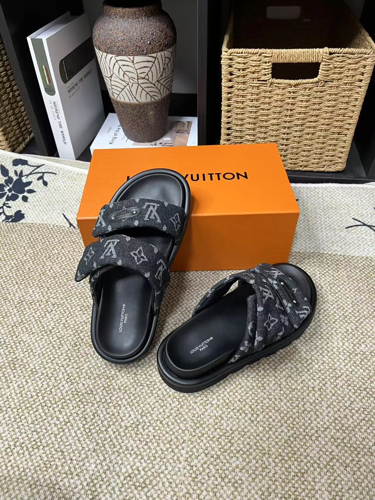 P340 yuan LV Louis Vuitton Full of high-end feel! A popular model among bloggers at home and abroad, it’s retro and fashionable, and looks stunning on your feet! Mainly recommended model on the official website★ ━━━━━ ЅᏇєєt ━━━━━ ▪️Upper: original calfskin ➕5D printing process ▪️Inner: imported mixed sheepskin ▪️Outsole: original molded foam outsole ▪️Size: Female 35-40 Men's 39-44 (women's 41 men's 45)